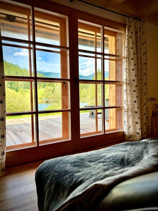 Schlafzimmer mit Blick auf den See