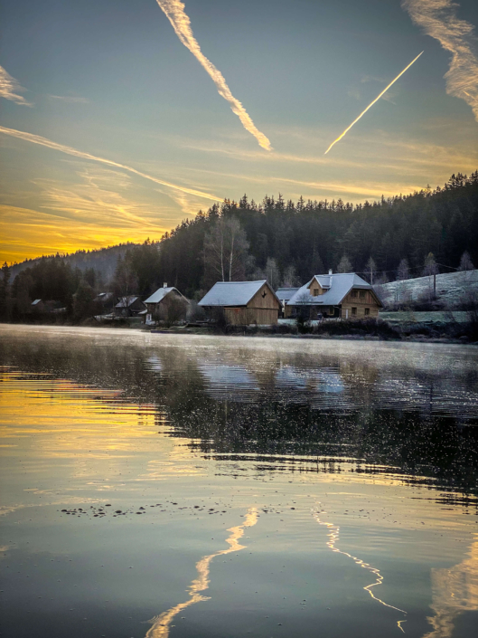 Hubertussee im Winter bei Sonnenuntergang/Dämmerung